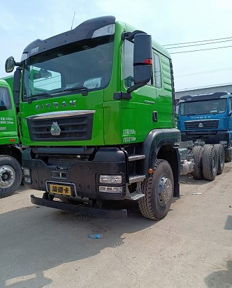 庫(kù)存重汽汕德卡后八輪渣土車(chē) 庫(kù)存重汽汕德卡后八輪渣土車(chē)